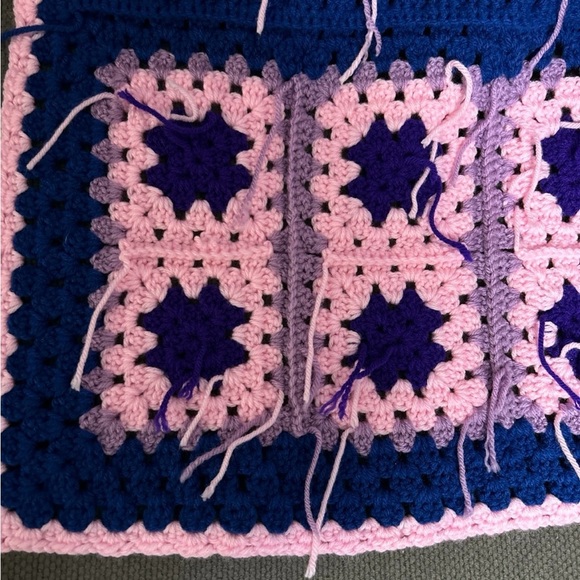 Beautiful Vintage Granny Square, Afghan throw blanket 40” x 39” - Picture 4 of 4